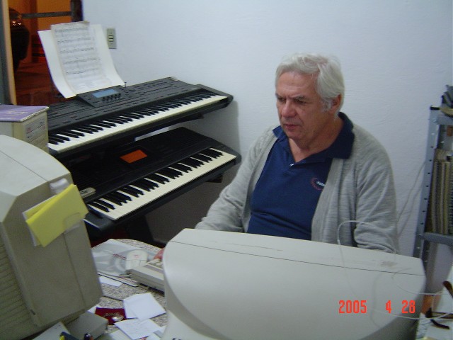 Ensino e executo digitação de planilhas musicais