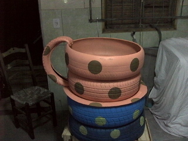 Foto 1 - Vasos reciclados de pneus